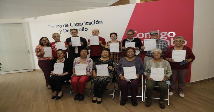 Reciben personas adultas mayores constancias acad&eacute;micas