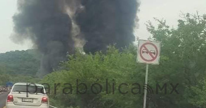 Vuelca pipa de gasolina en carretera Izúcar-Tehuitzingo