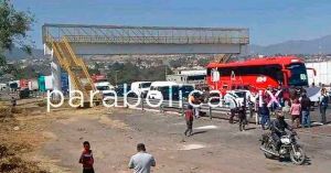 Bloquean manifestantes parcialmente la autopista Puebla-México