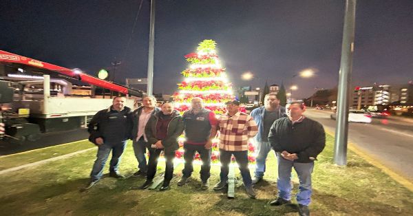 Adornan Bulevar Hermanos Serdán con árbol de Nochebuenas
