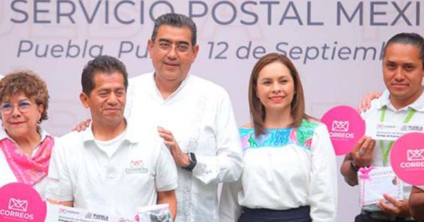 Entrega Sergio Salomón motocicletas a personal de Correos de México