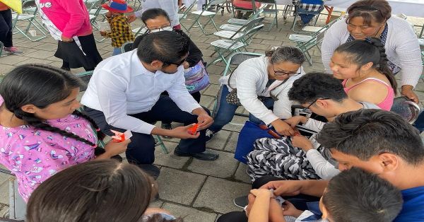 Entregan en Acatzingo extracto de Ley de Educación en Sistema Braille