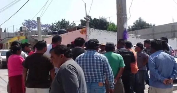 Rebasan ciudadanos a la Policía Municipal en Tlahuapan, linchan a una persona