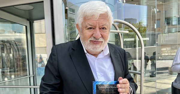 Presenta Jaime Maussan a seres “no humanos” ante diputados