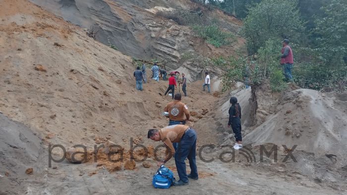 Rescatan a dos de deslave en Tlatlauquitepec