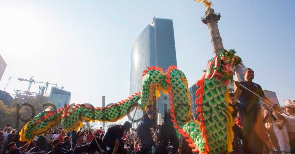 Celebran inicio del año nuevo chino del conejo con concurso de disfraces