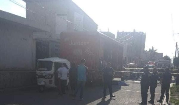 Muere repartidor de Coca Cola al caer su unidad en Acatzingo