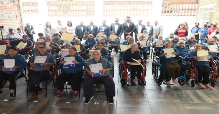 Entregan actas de registro extemporáneo a adultos mayores y discapacitados
