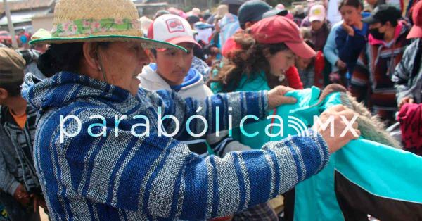 Lleva Voluntariado del Congreso ropa invernal a Las Mesas municipio de Chignahuapan