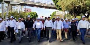 Encabeza Sergio Salom&oacute;n marcha por el D&iacute;a del Trabajo en la capital poblana