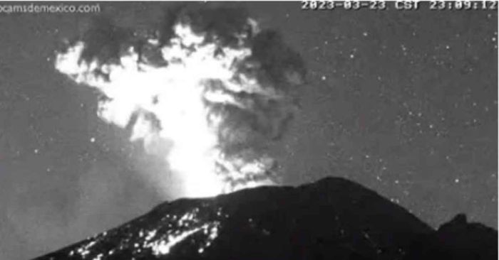 Estalla el Popocatépetl y lanza material incandescente