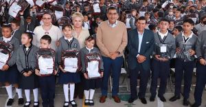 Entrega Sergio Salomón uniformes, calzado y mochilas escolares