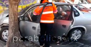 Termina coche prensado entre árbol y una casa en Chulavista