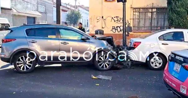 Deja accidente 3 veh&iacute;culos da&ntilde;ados en el Barrio de Santiago