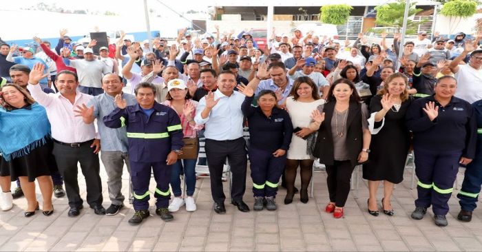 Reciben uniformes en la secretaría de servicios públicos en San Andrés Cholula