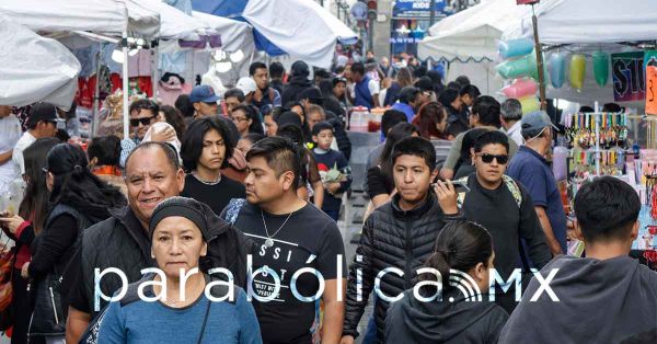 Visitan miles La Villita; veneran familias a la Virgen de Guadalupe en Puebla