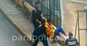 Salvan municipales a joven que intentó saltar de puente en Periférico