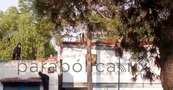 Denuncia UNAM daños y retención de personal en toma de Dirección de CCH