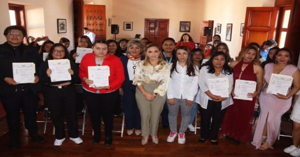 Entregan certificados a egresados del CECADE en San Pedro Cholula