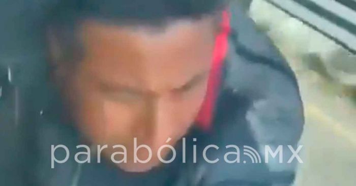 VIDEO: Se cuelga asaltante de un tr&aacute;iler en la Puebla-Orizaba