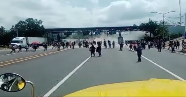 Hay seis heridos en desalojo con violencia a maestros de la CNTE en Michoacán