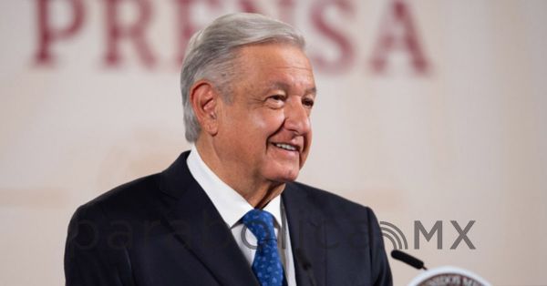 Estoy orgulloso de defender libros de texto: AMLO