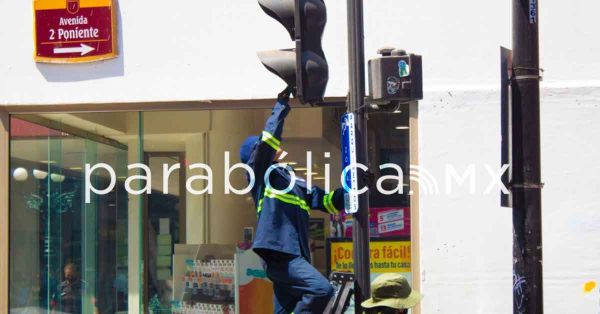 Da personal municipal mantenimiento al mobiliario urbano del Centro Hist&oacute;rico