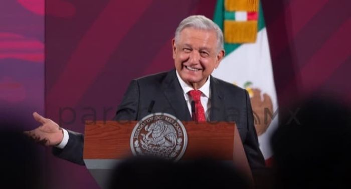 Amenaza AMLO con nuevo recorte al INE