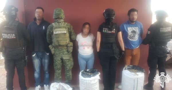 Detienen a tres hombres en Jolalpan con costales de aparente marihuana