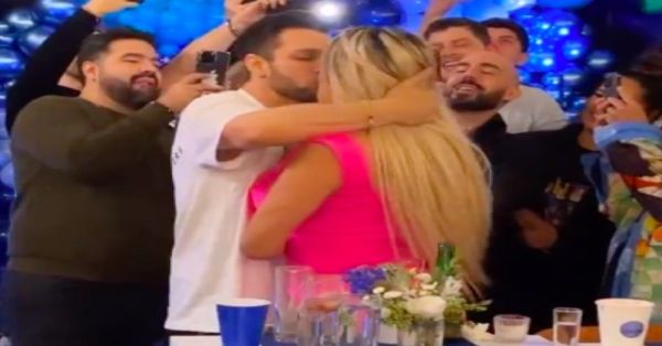 Tremendo beso entre Wendy y Nicola en fiesta de Galilea