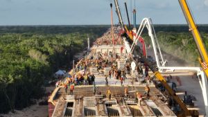 Reconoce AMLO a trabajadores de la construcción por consolidación de Tren Maya