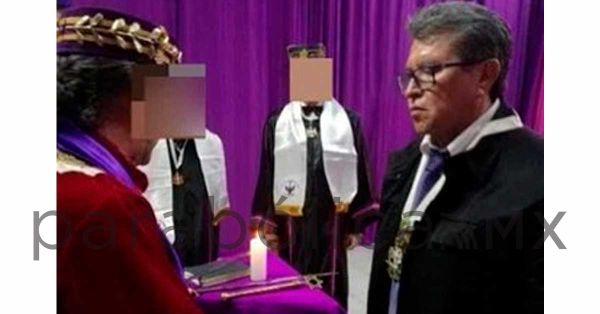 Filtran imágenes de Ricardo Monreal recibiendo el grado máximo de la masonería