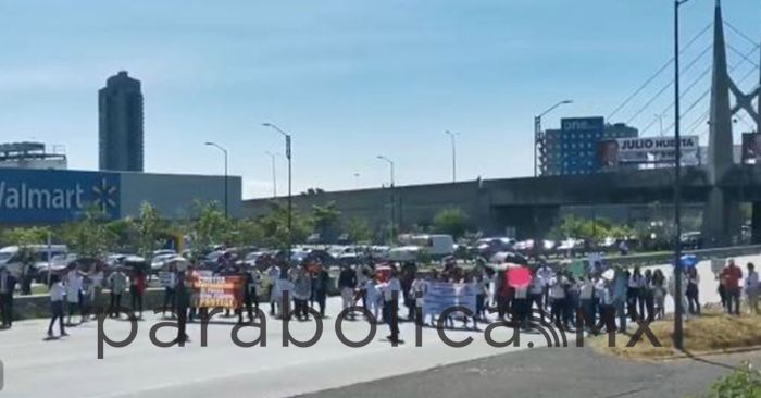 Bloquean trabajadores del PJF el Periférico por extinción de fideicomisos