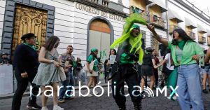 Marchan y bailan feministas por la despenalización del aborto