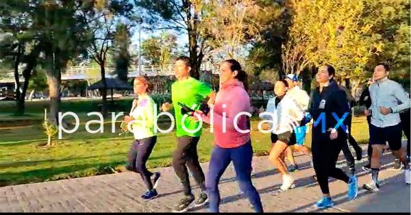 Encabeza Eduardo Rivera carrera con cadetes en el Parque del Arte