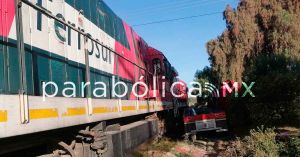 Arrolla tren a un tráiler en Cuapiaxtla