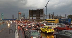 Inundado paso vehicular en Vía Atlixcáyotl altura de Lomas Angelópolis