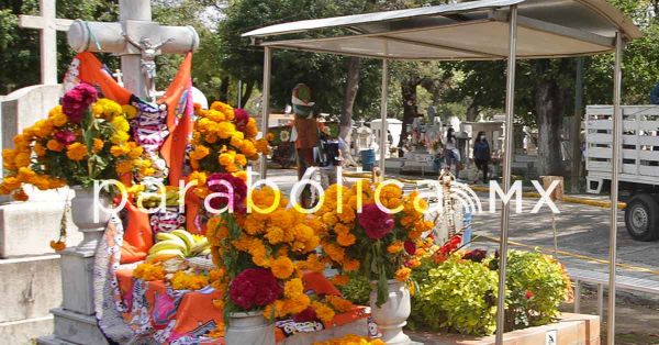Alistan panteones para recibir a miles de visitantes durante D&iacute;a de Muertos