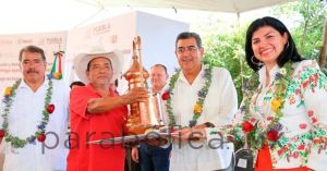 Entregan apoyos a productores de mezcal