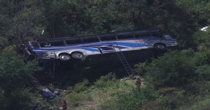 Vuelca autobús que transportaba a alumnos en una carretera; hay un muerto y varios heridos