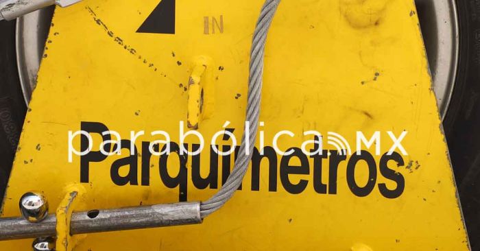 Con araña y grúa retiran vehículos en el Centro Histórico