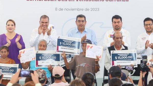 Entrega Sergio Salomón apoyo a afectados por Otis en Venustiano Carranza