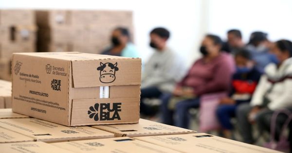 Apoyan a familias poblanas con entrega de leches