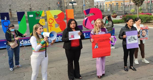 Exhiben en el z&oacute;calo a padres que no cumplen con pensi&oacute;n alimentaria de sus hijos