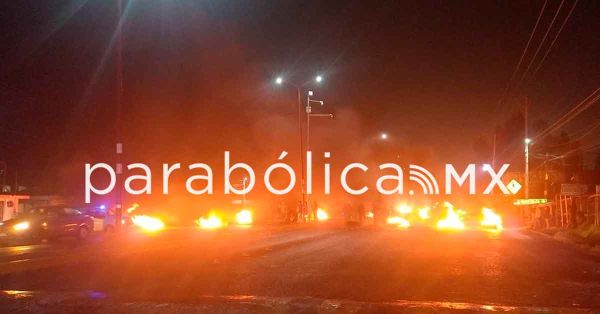 Toman pobladores de Juan C. Bonilla la federal Puebla-M&eacute;xico tras enfrentamiento con la polic&iacute;a