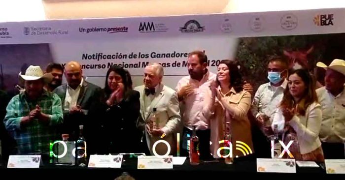 Presentan a ganadores de concurso de marcas de mezcal poblano