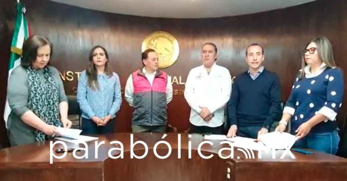 Denuncian diputados panistas uso de mobiliario urbano para propaganda electoral de Morena