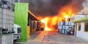 Reportan saldo blanco tras incendio en fábrica de químicos en Edomex
