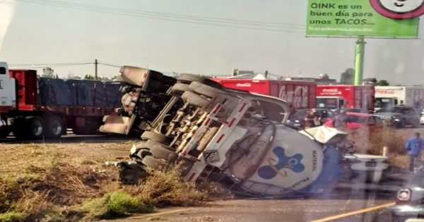 Vuelca pipa en la México-Pachuca; hay un herido