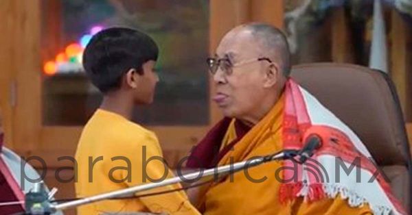 Se disculpa Dalái Lama por besar a un niño en la boca